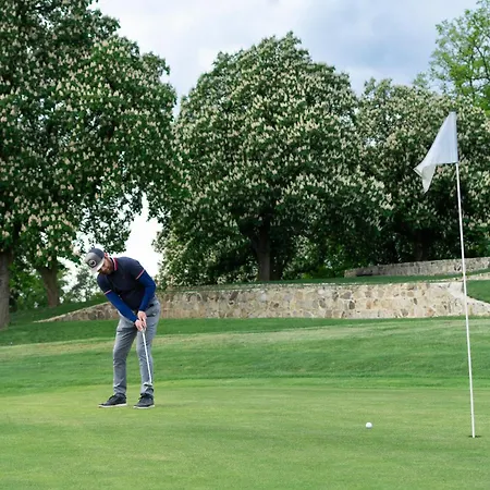 Hotell Na Golfu Kestrany